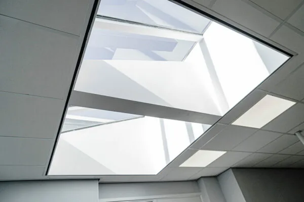 Lichtinval via moderne dakramen in een plafond aan de Burgemeester van Karnebeeklaan.